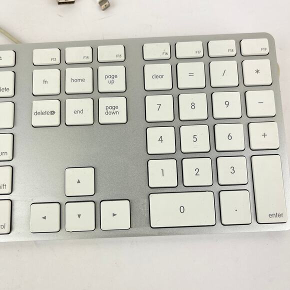 Apple Slim A1243 USB Wired Keyboard with Numeric Keypad Mac Standard Aluminum - Picture 2 of 6
